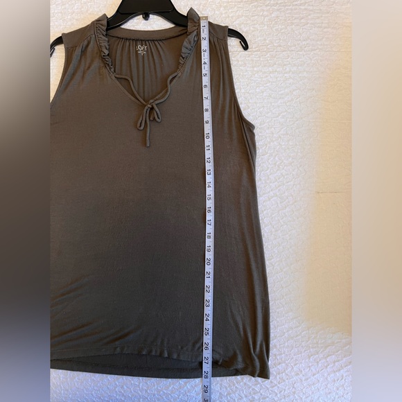 Sleeveless Army Green Flowy Blouse - Picture 5 of 7